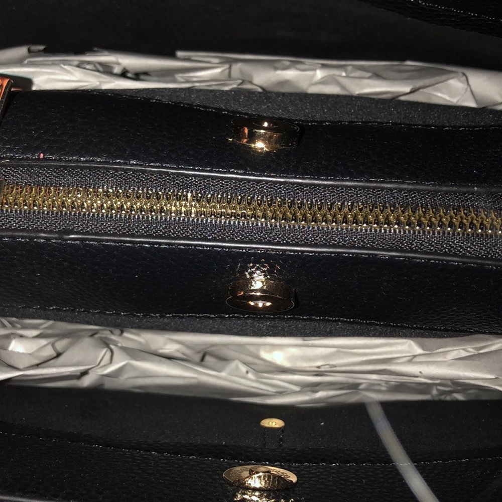 Donated. Crossbody leather purse - Picture 9 of 16